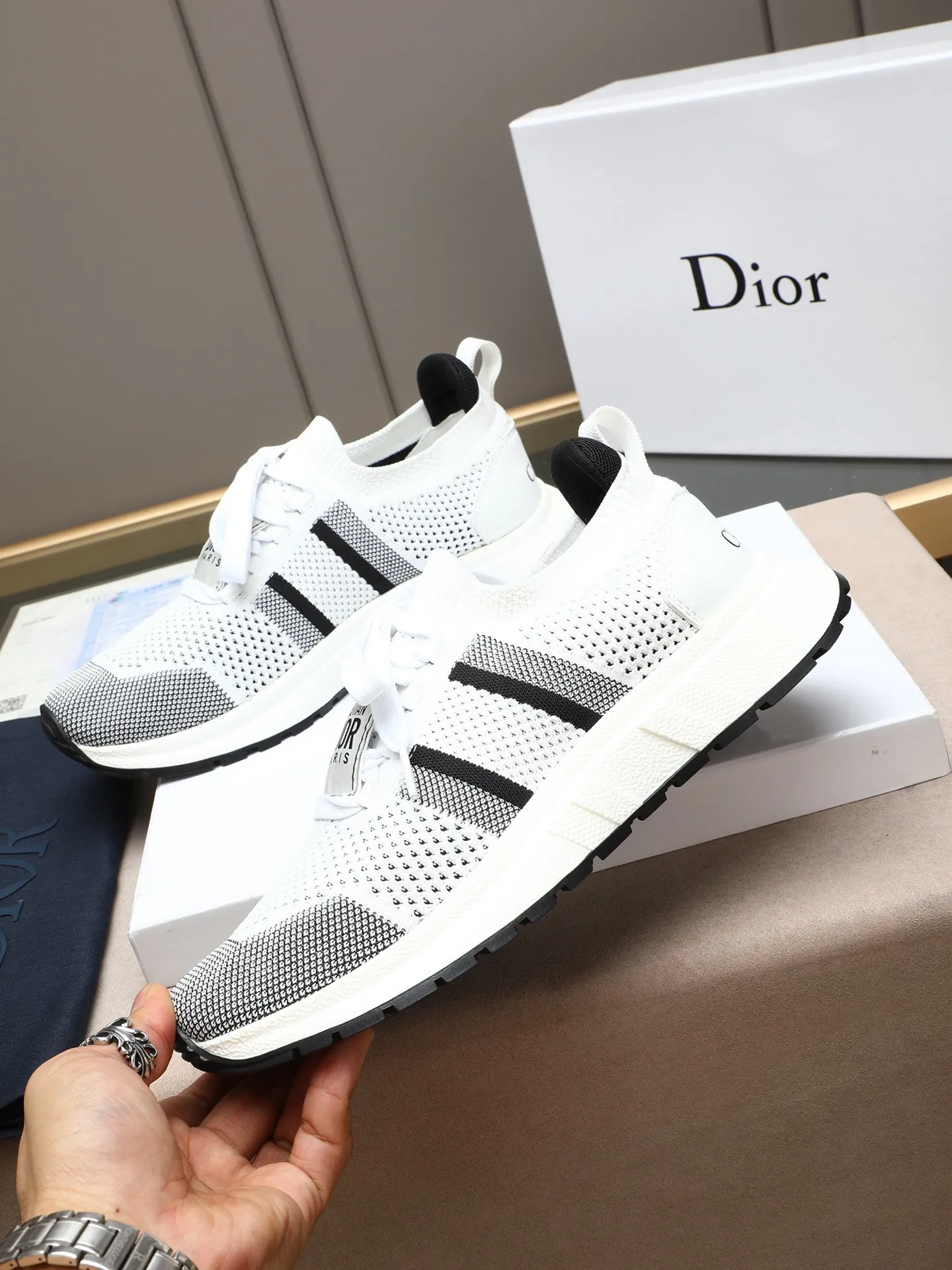 Men's shoes 💰420 🌟DIOR CHRONO Dior's new, casual, business, all-in-one sports shoes. Simple and super versatile. The uppers are equipped with Logo cloth labels. The uppers are perfect and luxurious and can be matched with any spring, summer, autumn and winter clothing. The upper feet are even more comfortable! The original material is disassembled and reproduced perfectly. The fly-woven upper is breathable and comfortable. The original super light TPU anti-slip outsole. Unique. Full of details. Fine workmanship. Worth owning 3 color options 38-44 (customized for 45)